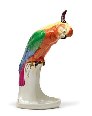 A parrot with a dish of visiting cards, - Oggetti d'arte (mobili, sculture, vetri e porcellane)