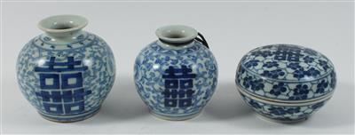 2 blau-weiße Vasen, 1 Deckeldose, - Starožitnosti, Obrazy