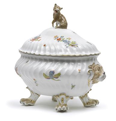 A lidded tureen with lion heads, - Works of Art (Furniture, Sculptures, Glass, Porcelain)