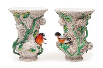 A pair of guelder rose vases, - Oggetti d'arte (mobili, sculture, vetri, porcellane)