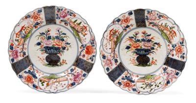 A pair of plates with "Imari" decor, - Works of Art (Furniture, Sculptures, Glass, Porcelain)