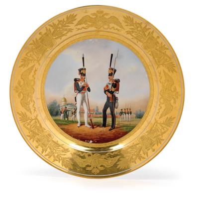 A Russian plate decorated with a military scene, dated 1833, - Starožitnosti (Nábytek, Sochařská díla, Sklo, Porcelán)