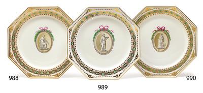 A plate decorated with a figure in the manner of antiquity, - Oggetti d'arte (mobili, sculture, vetri, porcellane)