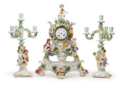 A clock case with 4 season children and plinth, and A pair of candelabra, - Starožitnosti (Nábytek, Sochařská díla, Sklo, Porcelán)