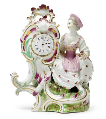 A clock case and movement, with a seated lady, - Oggetti d'arte (mobili, sculture, vetri, porcellane)