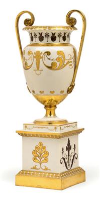 An amphora vase on a pedestal, - Oggetti d'arte