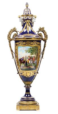 A lidded vase from France, with gilt bronze mount, - Oggetti d'arte