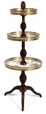 Round etagere table, - Works of Art