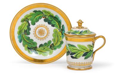 A lidded cup and saucer decorated with oak wreaths, - Starožitnosti