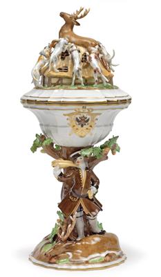 A centrepiece with cover and Russian coat of arms as well as depiction of a hunt, - Furniture and works of art