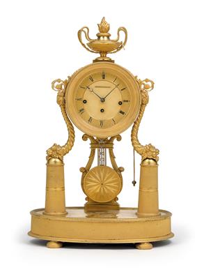 A Classicising bronze clock - Nábytek