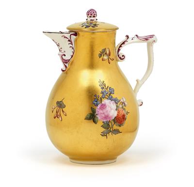A golden coffee pot with cover, - Nábytek
