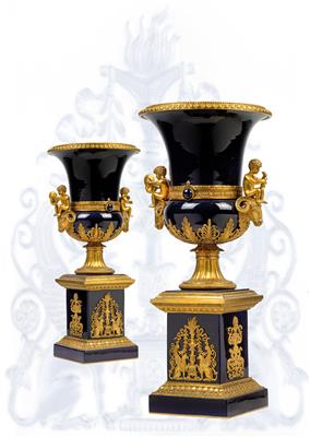 A pair of large ornamental vases, - Nábytek