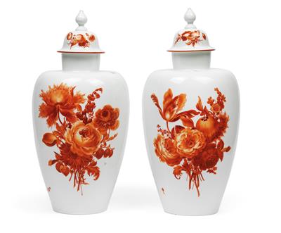 A pair of vases with covers, - Nábytek