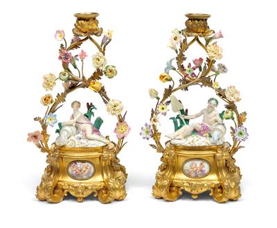 Paar Kerzenleuchter mit vergoldeter Bronze-Montierung und Porzellan-Blüten, - Möbel und dekorative Kunst, Skulpturen und Antiquitäten, Glas und Porzellan