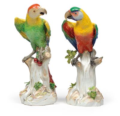 A pair of parrots perched on a tree trunk, - Starožitnosti - Nábytek, Sochařská díla, Sklo a Porcelán