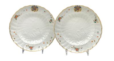 A pair of plates with the “swan relief” and the Brühl-Kolowrat-Krakowsky alliance coat of arms, - Starožitnosti - Nábytek, Sochařská díla, Sklo a Porcelán