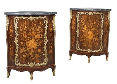 A pair of superb French Louis XV corner cabinets, - Oggetti d'arte - Mobili, sculture, vetri e porcellane