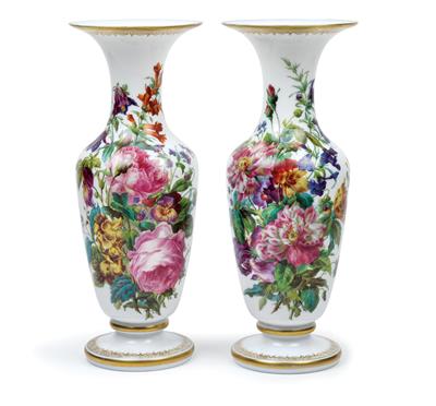 A pair of vases with magnificent painted floral motifs, - Starožitnosti - Nábytek, Sochařská díla, Sklo a Porcelán
