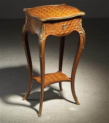 A small French side table, - Oggetti d'arte - Mobili, sculture, vetri e porcellane
