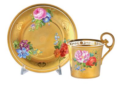 Gold-Tasse und Gold-Untertasse mit Blumengebinden, - Möbel und dekorative Kunst, Skulpturen und Antiquitäten, Glas und Porzellan