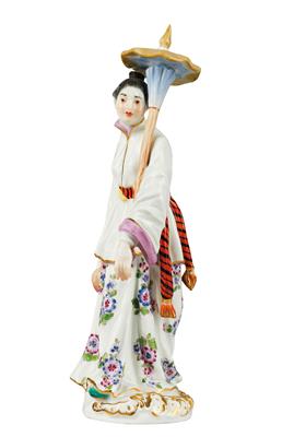 Japanerin und Japaner, sie trägt aufgespanntem Schirm in der Linken, er hält den geschlossenen Schirm, - Möbel und dekorative Kunst, Skulpturen und Antiquitäten, Glas und Porzellan