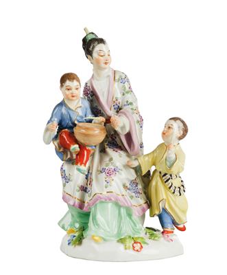 Japanerin mit zwei Kindern beim Trommeln, - Möbel und dekorative Kunst, Skulpturen und Antiquitäten, Glas und Porzellan