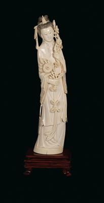 Dame mit Blumen, China, 1. Viertel 20. Jh. - Asiatika, Antiquitäten & Möbel