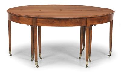 A Semicircular Extending Table - Antiquariato e mobili