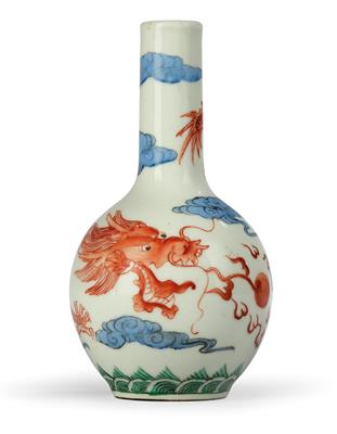 Kleine Vase mit einem Drachen, - Asiatika, Antiquitäten & Möbel