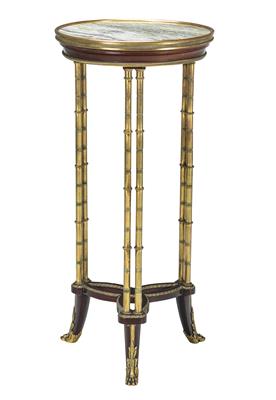 A Small Round Side Table, - Antiquariato