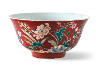 Famille rose bowl with coral ground, China, blue four-character mark Kangxi, Republic period, - Nábytek