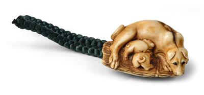 An ivory netsuke of a lactating dog with two puppies, Japan, Edo period, 19th century, signed - Asiatics, Works of Art and furniture