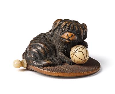 A wood netsuke of a dog with ball on a fan, Japan, c. 1800, indistinctly signed - Nábytek