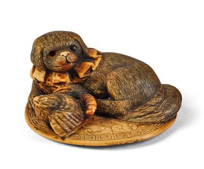 An ivory netsuke of a lying dog and Fukura Suzume on a mirror, Japan, 19th century, - Nábytek