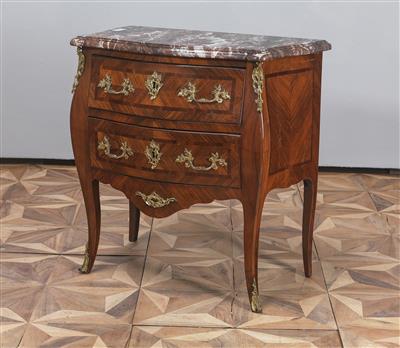 A Small Louis XV Chest of Drawers, - L’Art de Vivre