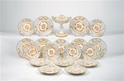 A Porcelain Desert Service with “Yellow Court Dragon” Décor, - Antiquariato