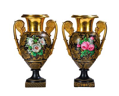 Paar prachtvolle Vasen mit Paradiesvögeln und Blumen, - Möbel und Antiquitäten