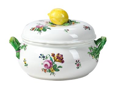 A Round Soup Tureen with Cover and Lemon Finial, - Antiquariato