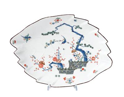 A Baroque Leaf Shaped Tray with Asian Decoration, Meissen, - Furniture; Works of Art; Glas and Porcelain