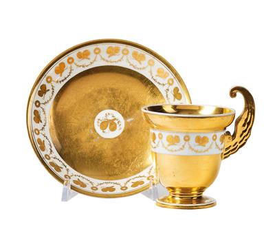 Goldene Tasse mit Untertasse, Wien, - Möbel; Antiquitäten und Metallarbeiten; Glas und Porzellan