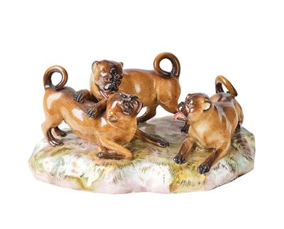 A Group of Pug Dogs, 3 Brown Pug Dogs Playing, Meissen, - Mobili e Antiquariato