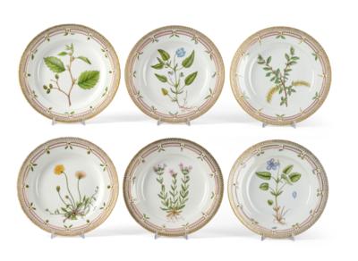 Flora Danica Dinner Plates, Royal Copenhagen, Denmark c. 1980, - Furniture, Works of Art, Glass & Porcelain