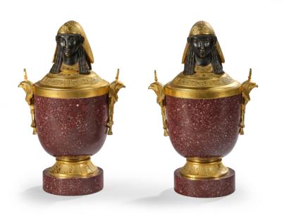 A Pair of Egyptian-Style Covered Vases, - Mobili e anitiquariato, vetri e porcellane