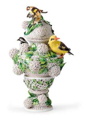 A Magnificent Covered Vase with Guilder Roses and a Cage with a Small Yellow Bird, Meissen, Second Half of the 19th Century, - Mobili e anitiquariato, vetri e porcellane
