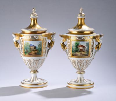 A Pair of Covered Vases, Saxon Porcelain Manufactory Dresden, Potschappel 20th Century, - Una Collezione dalla Stiria I