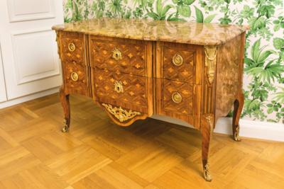 A Transition-Period Chest of Drawers from France, - Una Collezione Viennese