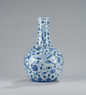 Blau-weiße Vase, China, 20. Jh., - Una Collezione dalla Stiria III