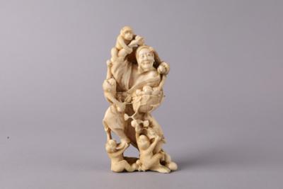 Okimono eines alten Mannes mit Affen und Pfirsichkorb, Japan, Meiji Periode (1868-1912), - Eine Wiener Sammlung III - Vitrinenstücke, Silber, Asiatika