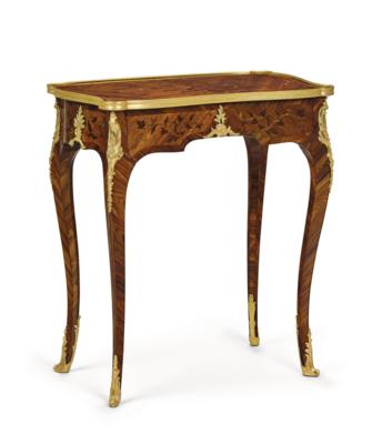 An Elegant French Salon Table, - Mobili e anitiquariato, vetri e porcellane